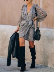 LA Angels Sukienka w kolorze szarym rozmiar: S. Szare sukienki LA Angels, na co dzień, s, bez wzorów, z tkaniny, bez kołnierzyka, bez ramiączek, mini, kopertowe. Za 152.99 zł.