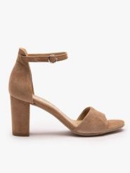 Jasnobrązowe sandały ze skóry welurowej. Brązowe sandały Ryłko, bez wzorów, ze skóry, eleganckie, z okrągłym noskiem, bez obcasa, na obcasie, bez zapięcia. Za 399.99 zł.