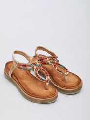 Bellucci Sandały w kolorze złotym rozmiar: 41. Żółte klapki Bellucci, bez wzorów, klasyczne, z otwartym noskiem, bez obcasa, bez zapięcia. Za 92.21 zł.