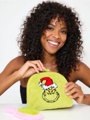Kosmetyczka Grinch - zielony. Zielone kufry i kosmetyczki Sinsay, bez wzorów, bez dodatków. Za 29.99 zł.