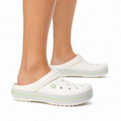 Klapki chodaki damskie sportowe Crocs CROCBAND. Zielone klapki Crocs, bez wzorów, z materiału, bez obcasa. Za 219.00 zł.