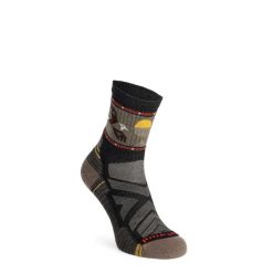 Skarpety turystyczne Smartwool Hike Light Cushion Soaring Print Mid Crew Socks. Szare skarpety Smartwool, bez wzorów. Za 97.99 zł.