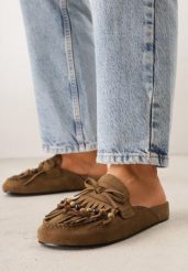 Ciemnobeżowe Klapki VICES Mule Ozdobione Frędzlami Koralikami i Kokardą Eathelena. Brązowe klapki Renee, bez wzorów, bez obcasa, na płaskiej podeszwie. Za 119.99 zł.