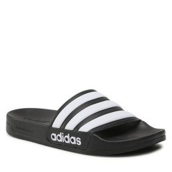 Klapki adidas. Czarne klapki Adidas, bez wzorów, bez obcasa. Za 89.99 zł.