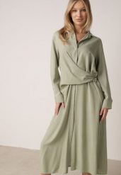 Zielona Wiskozowa Sukienka Koszulowa z Marszczeniem i Guzikiem w Talii Lennatha. Zielone sukienki Born2be, na co dzień, l, bez wzorów, z materiału, eleganckie, bez kołnierzyka, bez ramiączek, koszulowe. Za 149.99 zł.