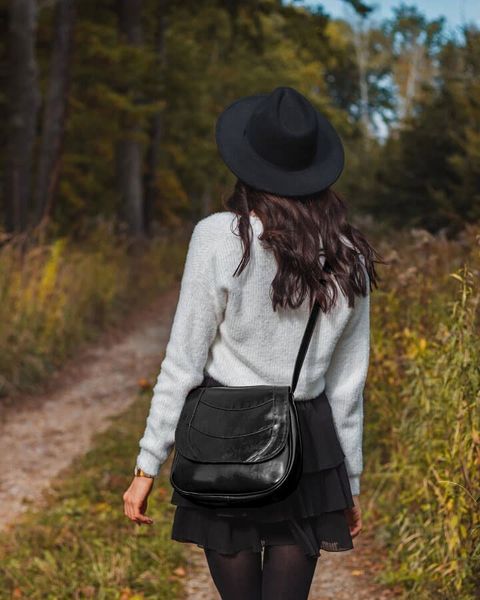 Torebka skórzana damska listonoszka DAN-A T162 czarna. Czarne torby na ramię DAN-A, bez wzorów, ze skóry, przez ramię, bez dodatków. Za 349.99 zł.