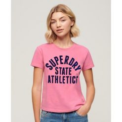 Dopasowany T-shirt z bawełny z nadrukiem Varsity. Czerwone koszulki sportowe Superdry, bez wzorów, z bawełny, bez ramiączek. W wyprzedaży za 152.90 zł.