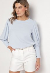 Jasnoniebieska Bluzka o Kroju Nietoperza z Guzikami Jenadwen. Niebieskie bluzki Born2be, uniwersalny, bez wzorów, bez kołnierzyka, bez ramiączek. Za 69.99 zł.