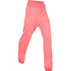 Spodnie sportowe z wywijanym paskiem, długie bonprix łososiowy neonowy. Czerwone spodnie dresowe marki bonprix. Za 49.99 zł.