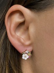 Les Petites Précieuses Pozłacane kolczyki-wkrętki z masą perłowa i cyrkoniami rozmiar: onesize. Białe kolczyki Les Petites Précieuses, z cyrkonią, pozłacane. Za 157.73 zł.