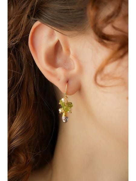 Pierres delicates Kolczyki w kolorze białym z perłami rozmiar: onesize. Zielone kolczyki Pierres delicates, z kryształem, z mosiądzu, z zapięciem typu bigiel. Za 52.99 zł.