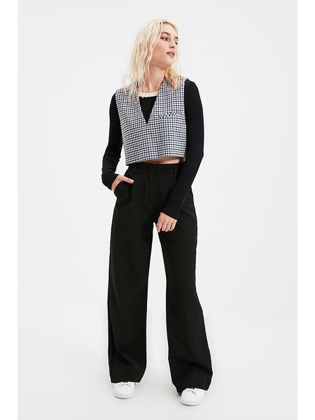 Trendyol Spodnie w kolorze czarnym rozmiar: 36. Czarne spodnie materiałowe Trendyol, bez wzorów, z materiału, z podwyższonym stanem. Za 65.07 zł.