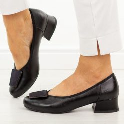 Czarne czółenka damskie na obcasie M.Daszyński Sa279-1. Czarne czółenka M.Daszyński, z aplikacjami, ze skóry, z okrągłym noskiem, bez obcasa, na obcasie, bez zapięcia. Za 199.00 zł.