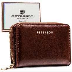 Brązowy portfel damski ze skóry ekologicznej wyposażony w system RFID - Peterson. Brązowe portfele Peterson, bez wzorów, ze skóry ekologicznej. Za 59.99 zł.
