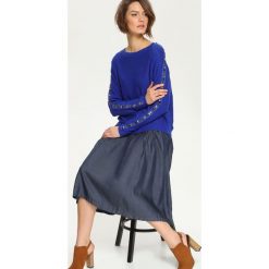 SWETER DŁUGI RĘKAW DAMSKI LUŹNY. Niebieskie golfy TOP SECRET, z aplikacjami, bez ramiączek. W wyprzedaży za 59.99 zł.