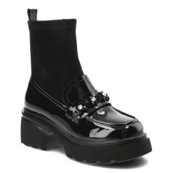 Czarne Botki Artiker Eleganckie Obuwie Damskie. Czarne botki Artiker, z aplikacjami, z lakierowanej skóry, bez obcasa, bez zapięcia. Za 239.00 zł.