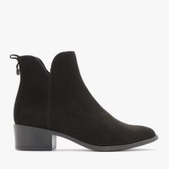BOTKI Z OZDOBNĄ CHOLEWKĄ BIANKA. Czarne botki Ryłko, bez wzorów, ze skóry, z okrągłym noskiem, bez obcasa, na obcasie, bez zapięcia. Za 379.99 zł.