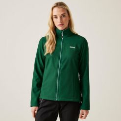 Softshell damski Connie V. Fioletowe kurtki sportowe Regatta, bez wzorów, z polaru, bez kaptura, trekkingowe. W wyprzedaży za 99.99 zł.