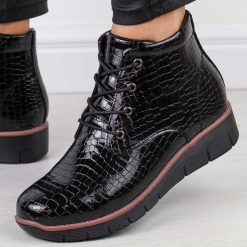 Czarne botki damskie na koturnie Filippo Dbt3169/25 Skóra Lakier. Czarne botki Filippo, na jesień, bez wzorów, z lakierowanej skóry, z okrągłym noskiem, bez obcasa, na koturnie, bez zapięcia. Za 289.00 zł.