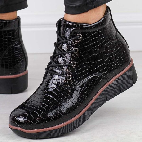 Czarne botki damskie na koturnie Filippo Dbt3169/25 Skóra Lakier. Czarne botki Filippo, na jesień, bez wzorów, z lakierowanej skóry, z okrągłym noskiem, bez obcasa, na koturnie, bez zapięcia. Za 289.00 zł.