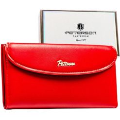 Czerwony, gładki portfel damski ze skóry ekologicznej zamykany na zatrzask magnetyczny - Peterson. Czerwone portfele Peterson, bez wzorów, ze skóry ekologicznej. Za 94.99 zł.