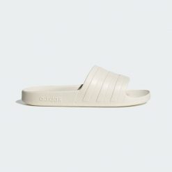 Klapki adilette Aqua. Białe klapki Adidas, bez wzorów, bez obcasa. Za 99.95 zł.