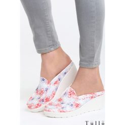 Czerwone Klapki Master Suite. Czerwone klapki Born2be, bez wzorów, bez obcasa, na koturnie. Za 39.99 zł.