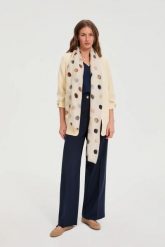 Szal w kropki beżowy. Brązowe szaliki MOODO, bez wzorów, z poliesteru. Za 59.99 zł.