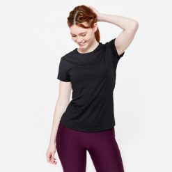 Koszulka fitness damska Domyos krótki rękaw. Czarne koszulki sportowe DOMYOS, bez wzorów, z elastanu, bez ramiączek, na fitness i siłownię. Za 34.99 zł.