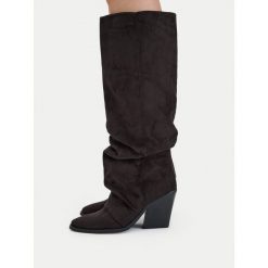 Kozaki DeeZee. Brązowe kozaki DeeZee, bez obcasa, na słupku, bez zapięcia. Za 249.99 zł.