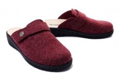 DR. BRINKMANN 700081-41 bordeaux, kapcie/klapki damskie. Czerwone obuwie domowe Dr. Brinkmann, bez wzorów, z materiału, bez zapięcia. Za 242.17 zł.