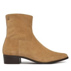 Botki Tommy Hilfiger. Brązowe botki TOMMY HILFIGER, bez wzorów, bez obcasa, na słupku, bez zapięcia. Za 649.99 zł.