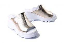 ARTIKER RELAKS 56C0435 gold, klapki damskie. Żółte klapki Artiker Relaks, bez wzorów, bez obcasa, na koturnie. Za 174.93 zł.