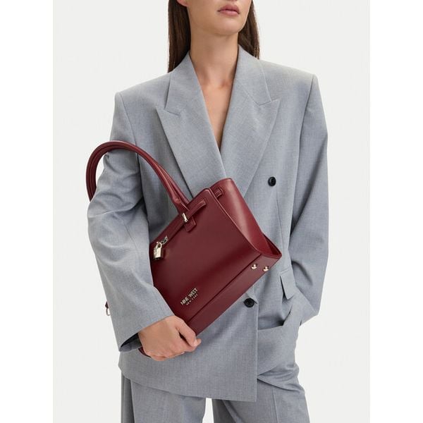 Torebka Nine West. Czerwone torebki klasyczne Nine West, bez wzorów, bez dodatków. Za 279.99 zł.