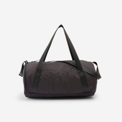 Torba sportowa Decathlon 20 litrów. Czarne torby na ramię DECATHLON, bez wzorów, z materiału, klasyczne, na ramię, bez dodatków. Za 59.99 zł.