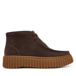 Trzewiki Clarks. Brązowe botki Clarks, bez wzorów, bez obcasa, na płaskiej podeszwie, bez zapięcia. Za 569.99 zł.
