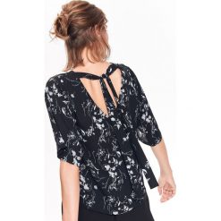 BLUZKA W KWIATOWY NADRUK. Czarne bluzki TOP SECRET, bez wzorów, eleganckie, bez kołnierzyka, bez ramiączek. W wyprzedaży za 89.99 zł.
