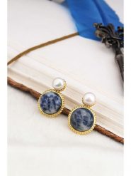 L'Atelier de Gaia Pozłacane kolczyki z perłami i sodalitami rozmiar: onesize. Białe kolczyki L'Atelier de Gaia, z perłą, pozłacane. Za 43.99 zł.