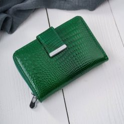 Portfel damski skórzany lakierowany mały zielony z tłoczeniem croco z RFID SP-26-CGR. Zielone portfele bez wzorów, z lakierowanej skóry. Za 99.00 zł.