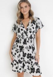 Biała Sukienka w Kwiaty z Wiskozy Casemila. Białe sukienki Born2be, l, bez wzorów, z tkaniny, bez kołnierzyka, bez ramiączek, mini, kopertowe. Za 39.99 zł.