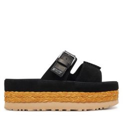 Klapki Ugg. Czarne klapki UGG, bez wzorów, bez obcasa. Za 579.99 zł.
