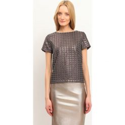 BLUZKA KRÓTKI RĘKAW KLASYCZNA. Brązowe bluzki TOP SECRET, bez wzorów, z żakardem, eleganckie, bez kołnierzyka, bez ramiączek. W wyprzedaży za 29.99 zł.