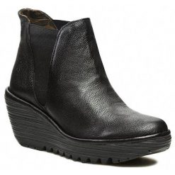 Botki Fly London. Czarne botki Fly London, bez wzorów, bez obcasa, na koturnie, bez zapięcia. Za 649.99 zł.