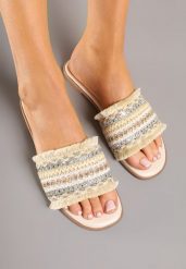 Beżowe Klapki Ozdobione Cyrkoniami i Frędzlami w Stylu Boho Ridivenna. Brązowe klapki Renee, bez wzorów, bez obcasa, na płaskiej podeszwie. Za 59.99 zł.