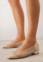 Beżowe Balerinki ze Skórzaną Wkładką Siateczkową Cholewką Kokardą i Cyrkoniami Dorixa. Brązowe baleriny Renee, bez wzorów, z jeansu, bez obcasa. Za 69.99 zł.