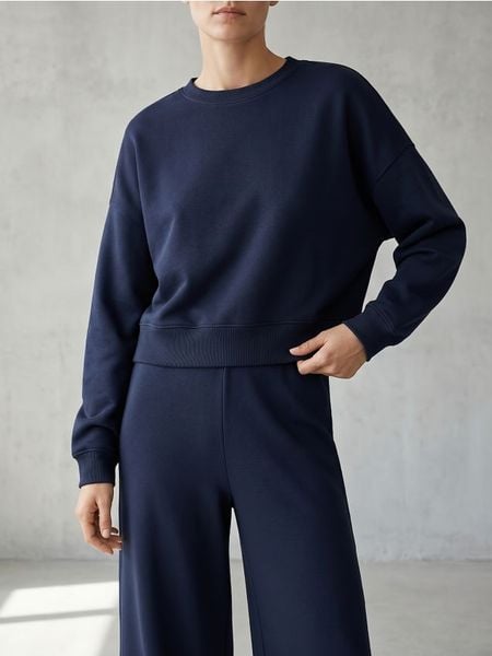 Krótka bluza crewneck - granatowy. Niebieskie bluzy Sinsay, l, bez wzorów, bez kaptura. Za 49.99 zł.