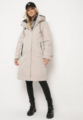 Beżowa Pudełkowa Kurtka Typu Parka z Kapturem i Kieszeniami Kaithraea. Brązowe kurtki Born2be, na zimę, l, z materiału, z kapturem. Za 349.99 zł.