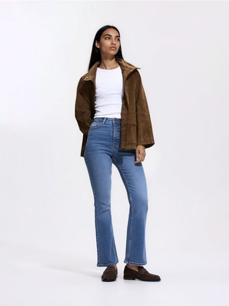 Jeansy flare z krótszą nogawką - niebieski. Niebieskie jeansy Reserved, bez wzorów. Za 129.99 zł.