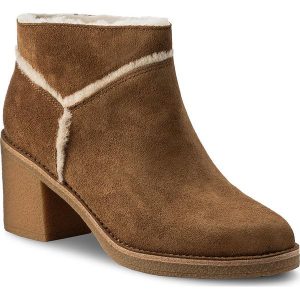 Botki UGG - W Kasen1018644 W/Che. Brązowe botki UGG, bez wzorów, ze skóry, bez obcasa, na obcasie, bez zapięcia. W wyprzedaży za 519.00 zł.
