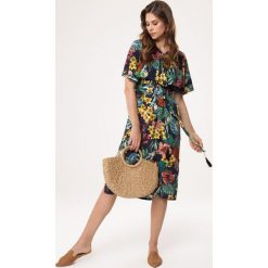 Granatowa Sukienka Naiad. Sukienki Born2be, na co dzień, l, bez wzorów, z materiału, bez kołnierzyka, bez ramiączek, midi, proste. Za 39.99 zł.